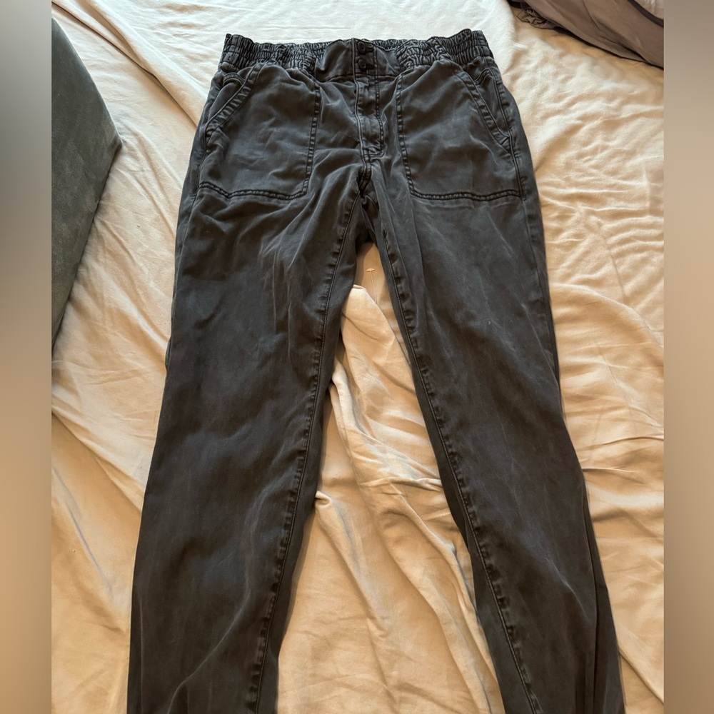 Size 14 American Eagle women’s cargo pants in black!